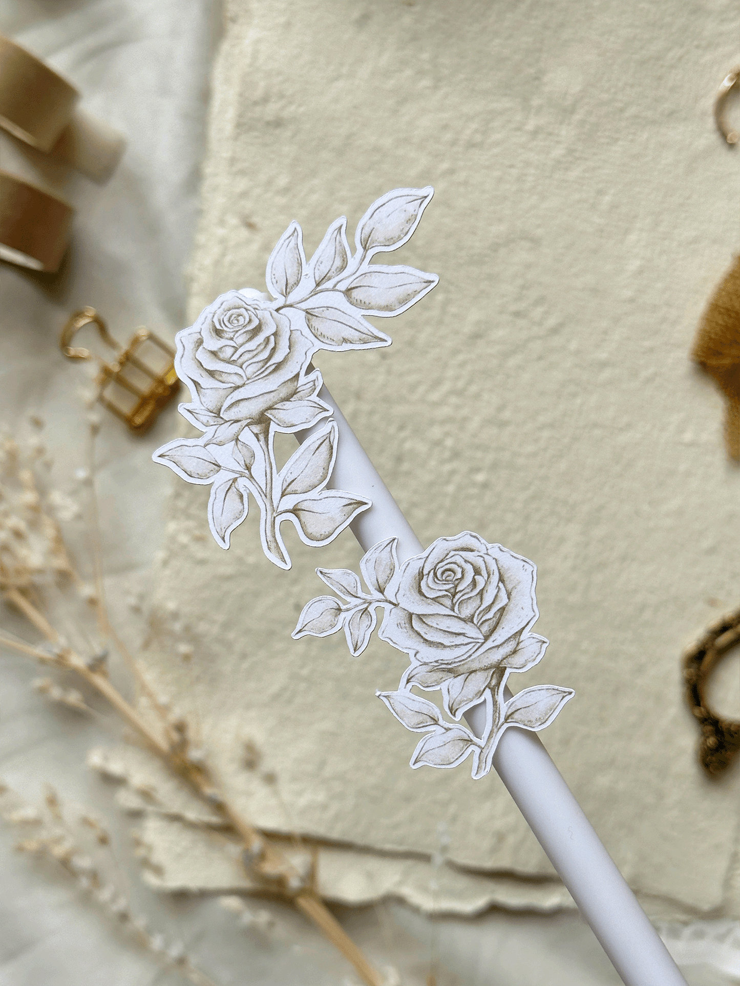 feuille d'autocollants à découpes en forme de roses blanches et de papillons: Blanc mat