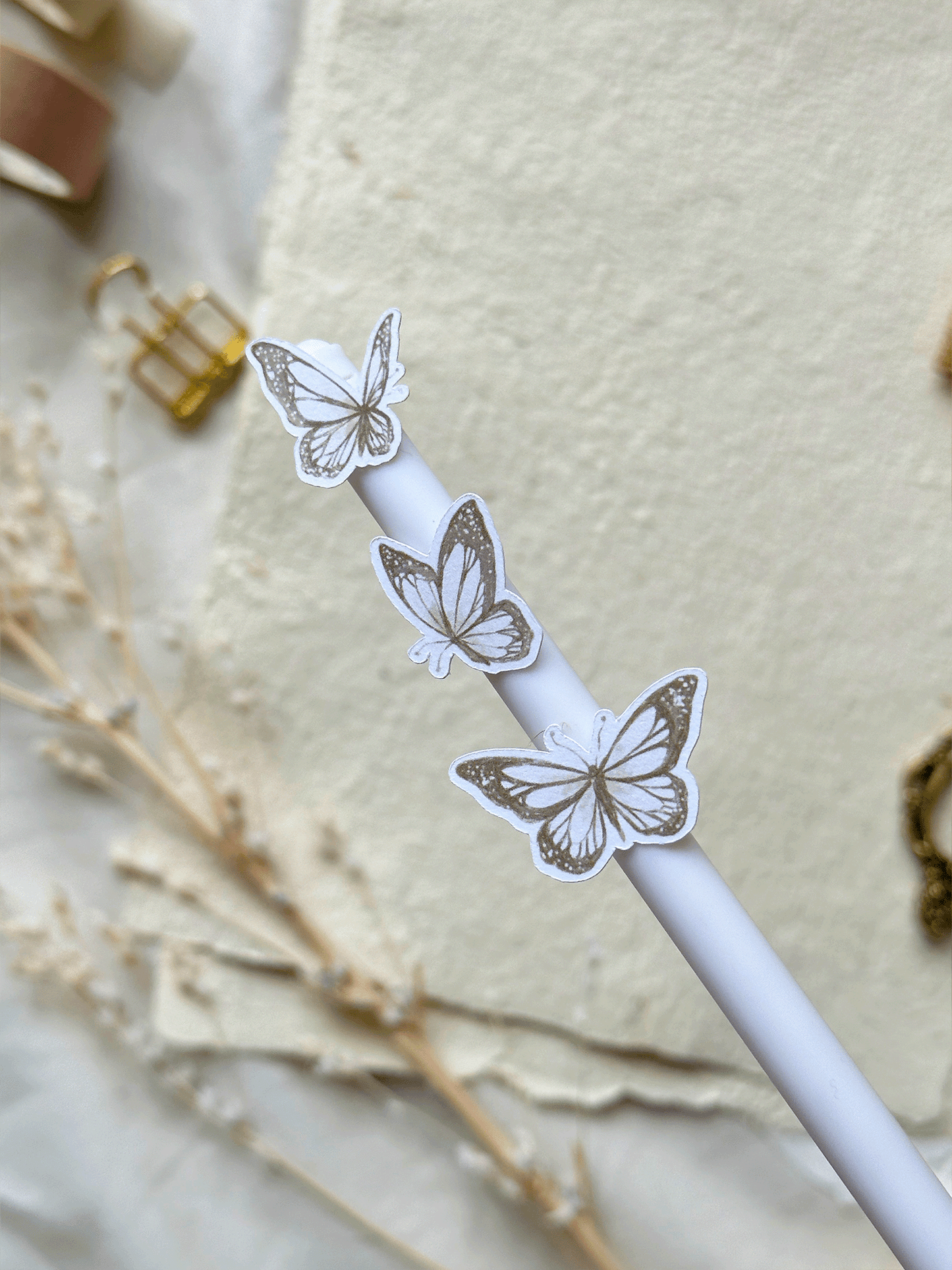feuille d'autocollants à découpes en forme de roses blanches et de papillons: Blanc mat