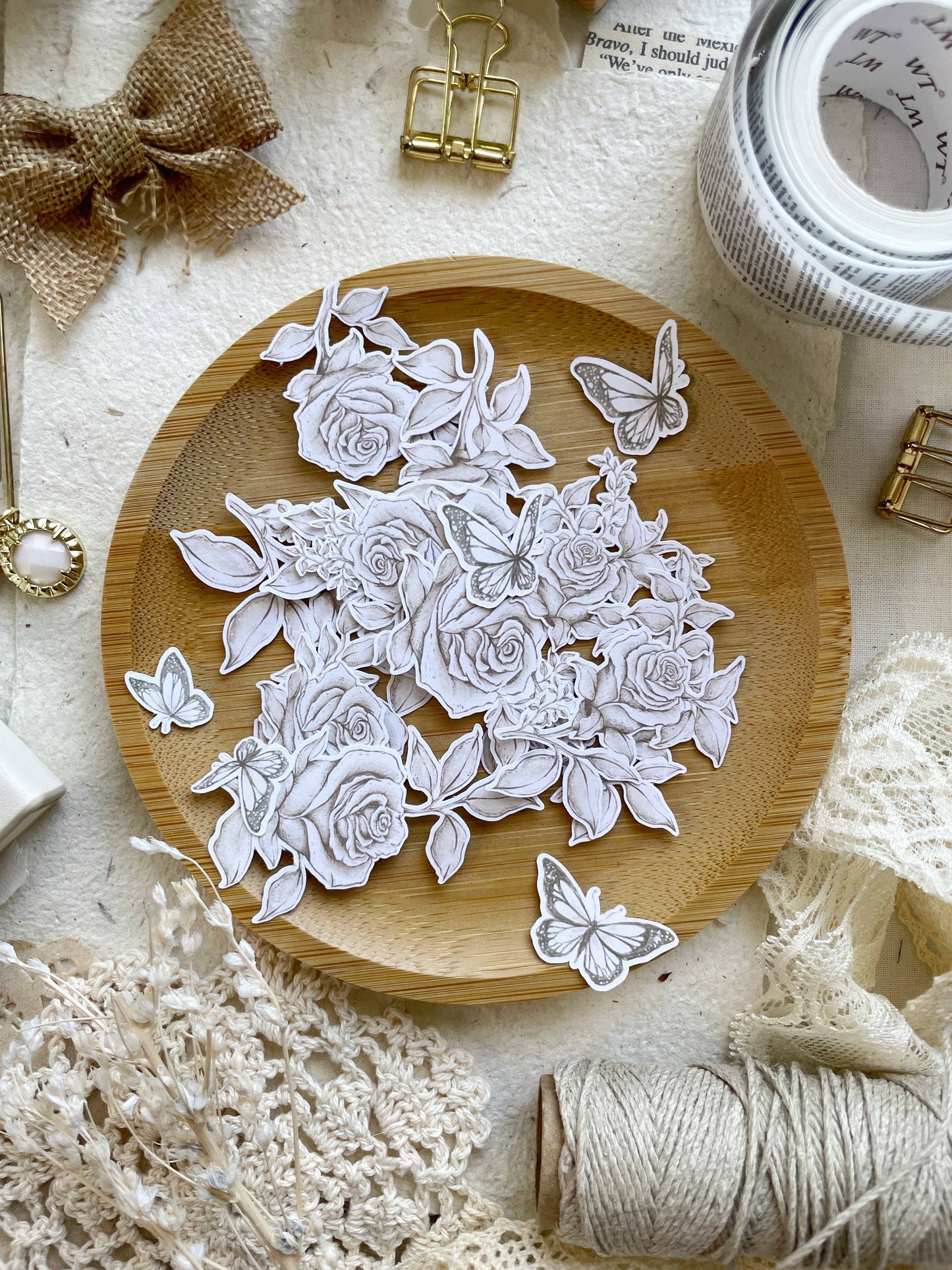 découpes en papier de roses blanches et de papillons: 10 pièces